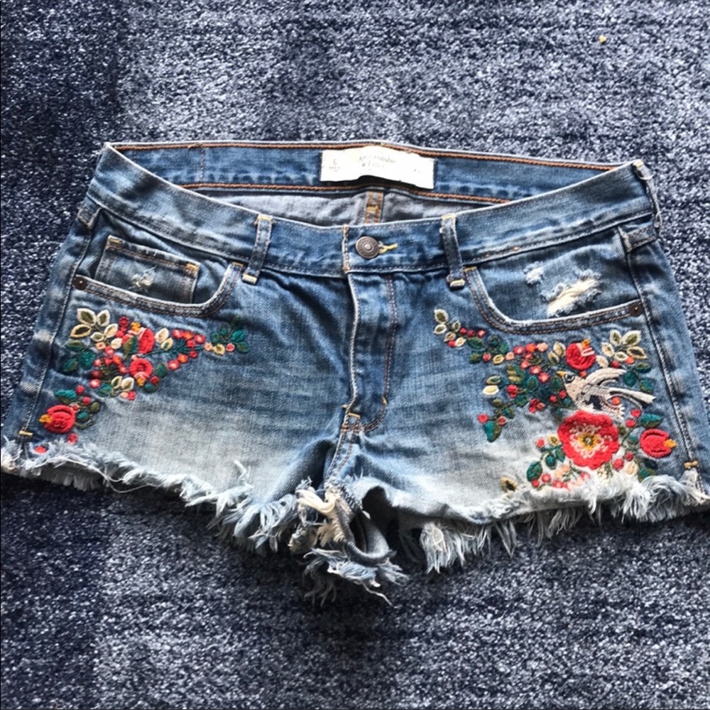 Abercrombie & Fitch embroidered shorts